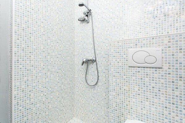 Studio (A1) | Bathroom | Shower, free toiletries, hair dryer, towels