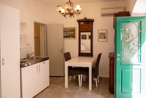 Studio (A1) | Interior