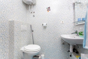 Studio (A1) | Bathroom | Shower, free toiletries, hair dryer, towels