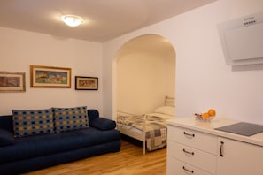 Studio (A2) | Vardagsrum | 60-centimeters platt-tv med satellitkanaler och tv