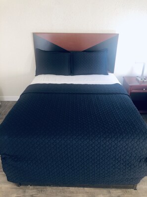 Premium bedding, down duvets, pillow-top beds, individually decorated - Petersburg VA Hotel (Petersburg)