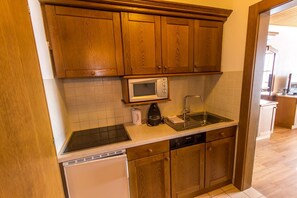 Frigorífico, microondas, placa de cocina y lavavajillas