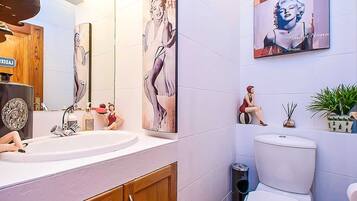 Vaal River YOLO Spaces Vaal River Bush Lodge | Bathroom | Separate tub and shower, hair dryer, towels