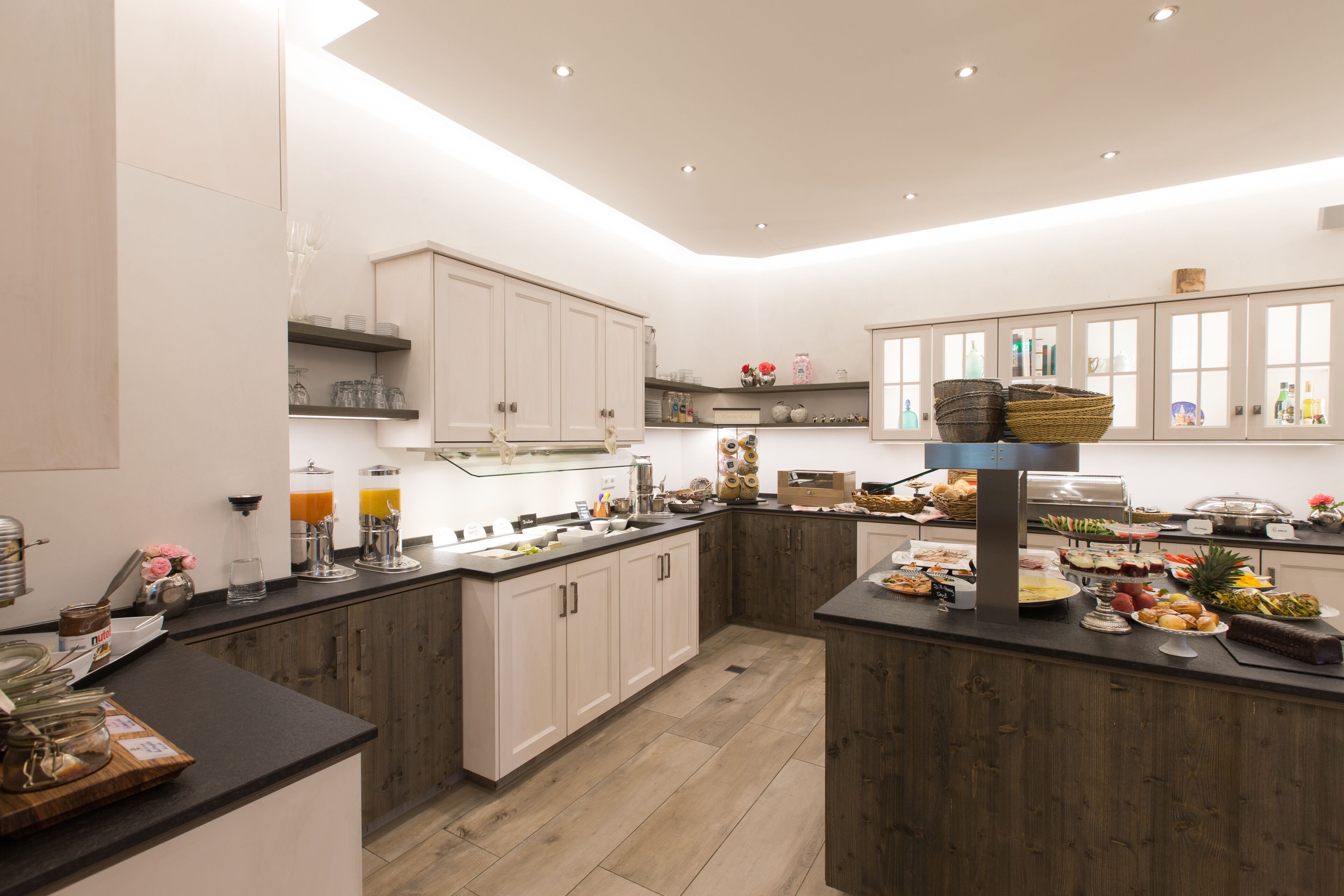 Daily full breakfast (EUR 19 per person)