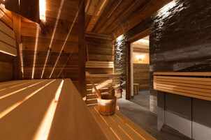 Un sauna, aromaterapia, masajes deportivos, tratamientos faciales