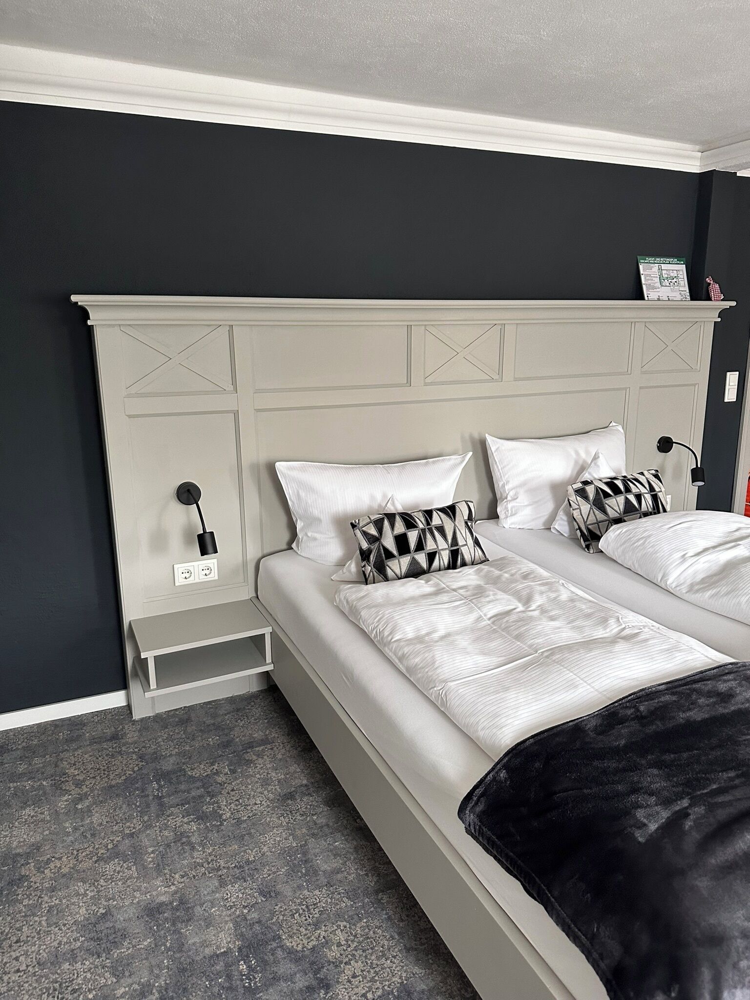 خزنة داخل الغرفة وبديكورات فريدة لكل غرفة وطراز فريد لكل وحدة