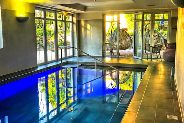 Piscina coperta, lettini