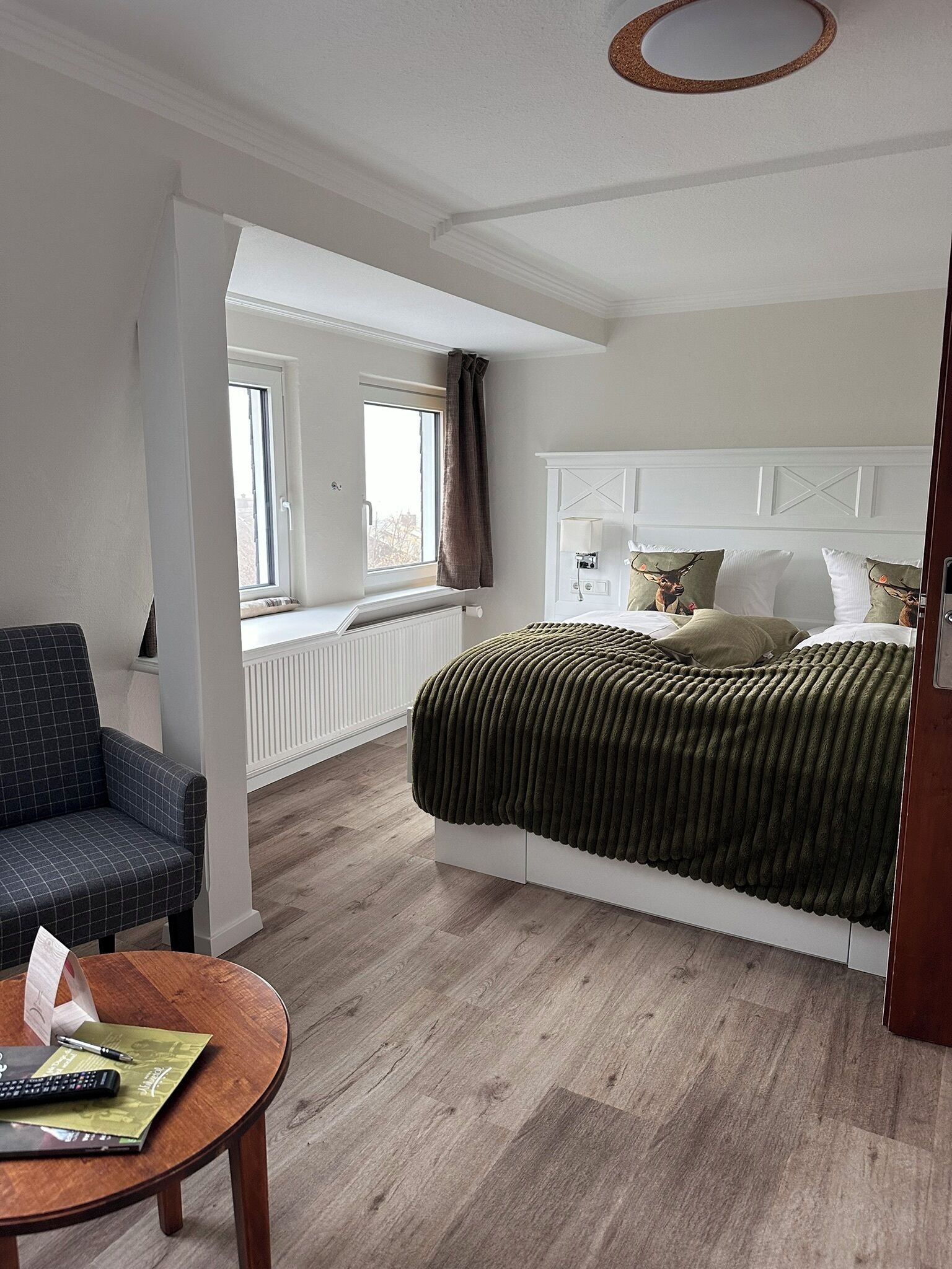 خزنة داخل الغرفة وبديكورات فريدة لكل غرفة وطراز فريد لكل وحدة