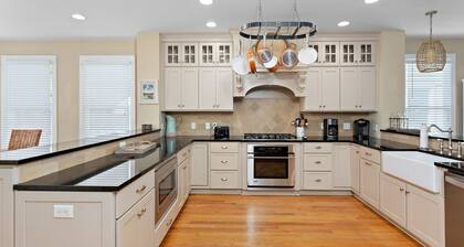 Awesome 4 bed/3.5 bath pup-friendly South End Home