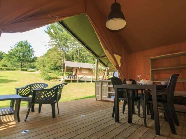 Family Tent | In-room dining - Safaritent at Break Out Grunopark (Harkstede)