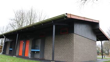 Familie tent | Badkamervoorzieningen | Een douche, handdoeken