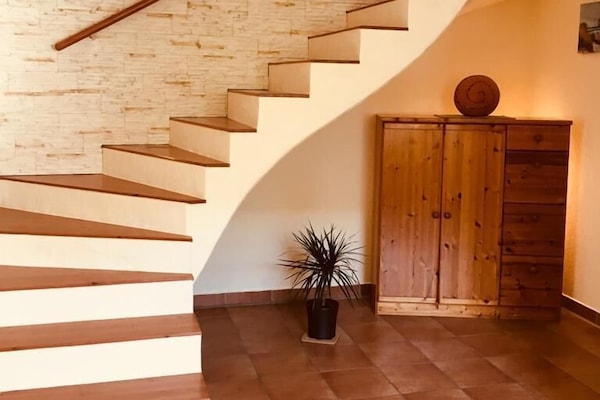 Eingang und Flur mit offener Treppe