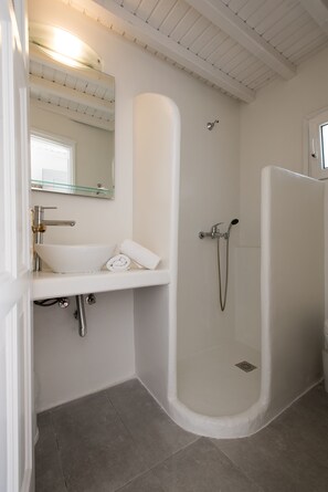 Studio | Bathroom shower