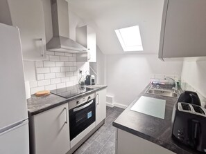 Microwave, oven, coffee/tea maker - No.2 Richmond Apartments by Switchback Stays (Cardiff)