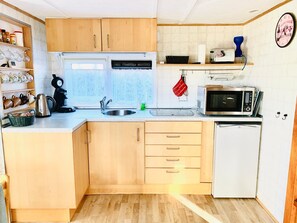 Een koelkast, een magnetron, een kookplaat, een broodrooster