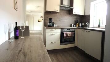 Kühlschrank, Ofen, Herdplatte, Wasserkocher mit Kaffee-/Teezubehör