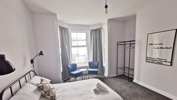 2 soverom, skrivebord, strykejern/-brett og wi-fi (inkludert)