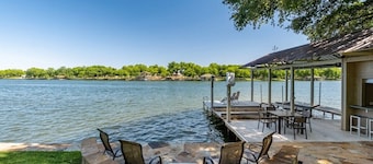 Bonnie Brae-Lakefront Getaway w/Jet Ski & Boat Lift