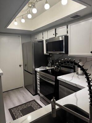 Réfrigérateur, micro-ondes, four, plaque de cuisson