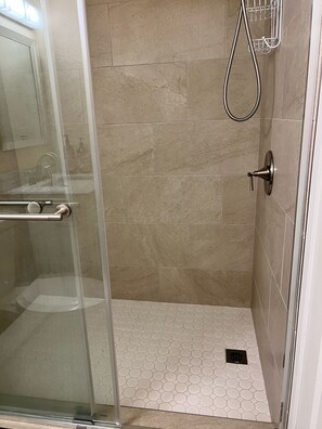 Douche, séchoir à cheveux, serviettes fournies, savon