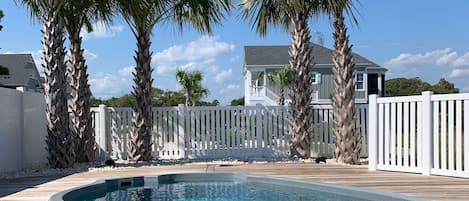 Utendørsbasseng og et oppvarmet basseng