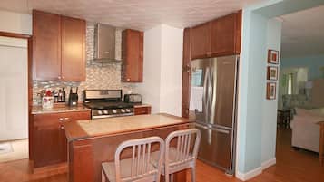 House, 3 Bedrooms | Private kitchen | Microwave, dishwasher