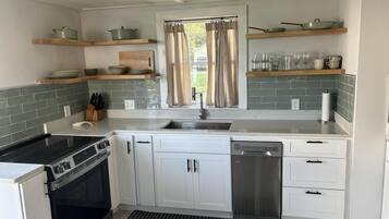 House, 2 Bedrooms | Private kitchen
