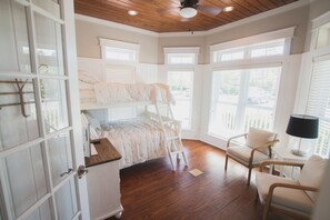 5 bedrooms, iron/ironing board, WiFi, bed sheets