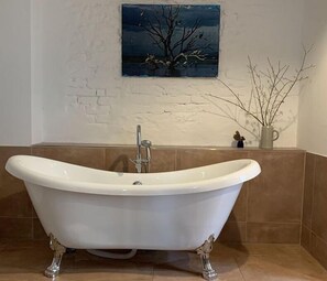 Badewanne, Haartrockner, Handtücher, Seife