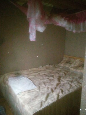 Single Room | Desk, bed sheets - Apex Guest Rooms (Juja)