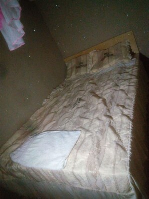 ห้องซิงเกิล | โต๊ะทำงาน, ผ้าปูที่นอน