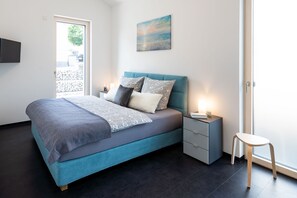 2 habitaciones, escritorio y tabla de planchar con plancha 