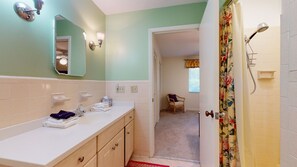 Combined shower/bathtub, hair dryer, towels