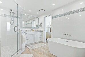 Combined shower/bathtub, jetted bath, hair dryer, towels