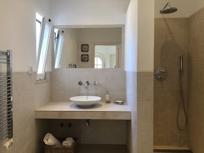 Douche, sĂšche-cheveux, bidet, serviettes fournies