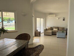 Televisión, chimenea, reproductor de DVD y tenis de mesa