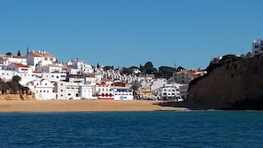 Una playa cerca