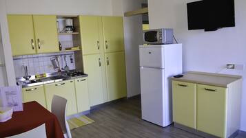 Kühlschrank, Mikrowelle, Wasserkocher mit Kaffee-/Teezubehör