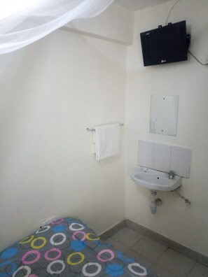 Desk, bed sheets - Sufra Resort Complex (Gilgil)