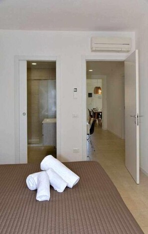 3 bedrooms, in-room safe, WiFi, bed sheets