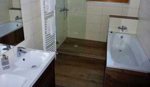 Apartment, 2 Schlafzimmer | Badezimmer | Haartrockner, Handtücher, Toilettenpapier