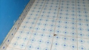 A tiled floor with a geometric pattern. - Jambo Guest House (Gilgil)