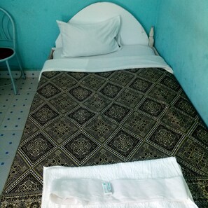 Habitación individual | Escritorio y ropa de cama