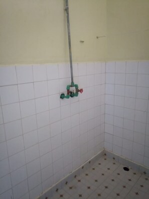 Einzelzimmer | Badezimmer | Dusche, Handtücher, Seife, Toilettenpapier