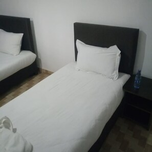 Escritorio y ropa de cama