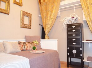 2 عدّة غرف نوم وخزنة داخل الغرفة ومكواة/لوح كي وواي فاي