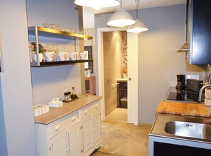 Fridge, microwave, oven, stovetop - Cozy and Bright Apartment 50m from the beach (Lloret de Mar)