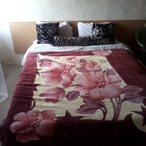 Escritorio y ropa de cama