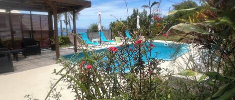 Een buitenzwembad, een verwarmd zwembad