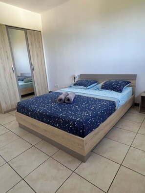 3 chambres, fer et planche à repasser, Wi-Fi, draps fournis